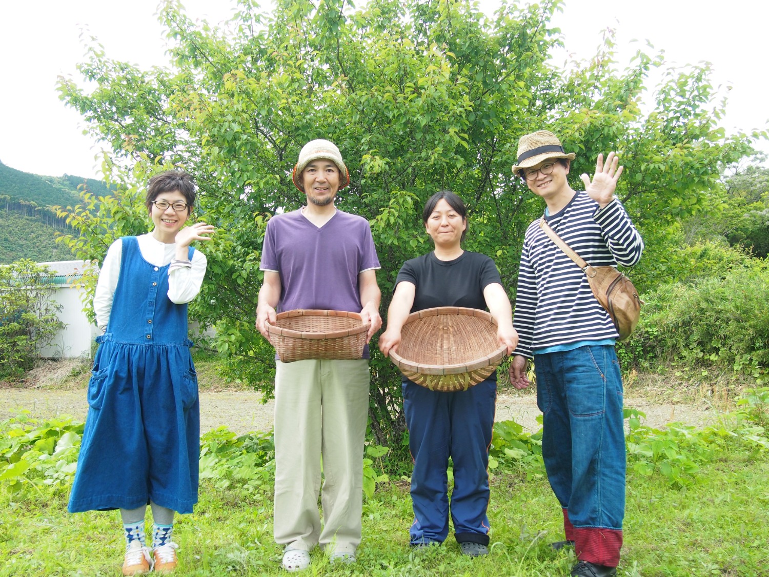 武田さんとパートナー、小清水と前が梅の木の前に立っています