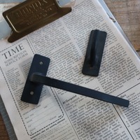 無骨なアイアンカーテンフック