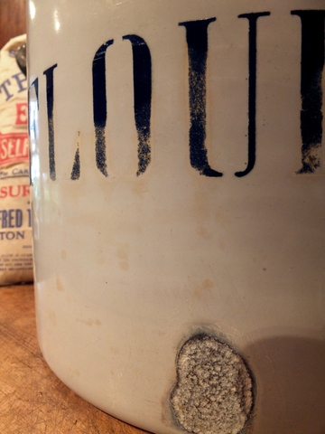 Enamel Flour Bin - ホーロー製フラワー缶（小麦粉缶） -
