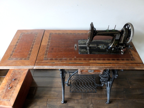 Sewing Machine (FAUDELS LTD. LONDON) - 足踏みミシン -